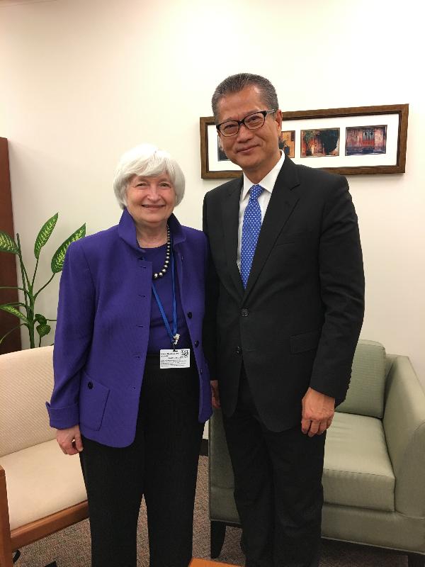 財政司司長陳茂波（右）於十月十三日（華盛頓時間）在華盛頓與美國聯邦儲備局主席耶倫（左）會面。他向耶倫簡介香港最新經濟情況，雙方並討論廣泛範疇事宜，包括美國貨幣政策及全球經濟展望。