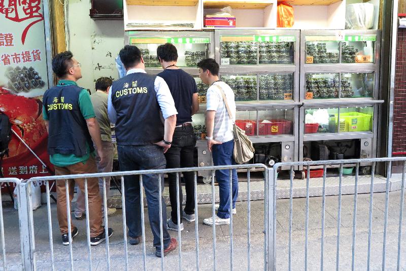 香港海关及食物环境卫生署人员近日采取联合行动，包括巡查各区大闸蟹零售点，查核大闸蟹来源，并抽取大闸蟹样本作测试。
