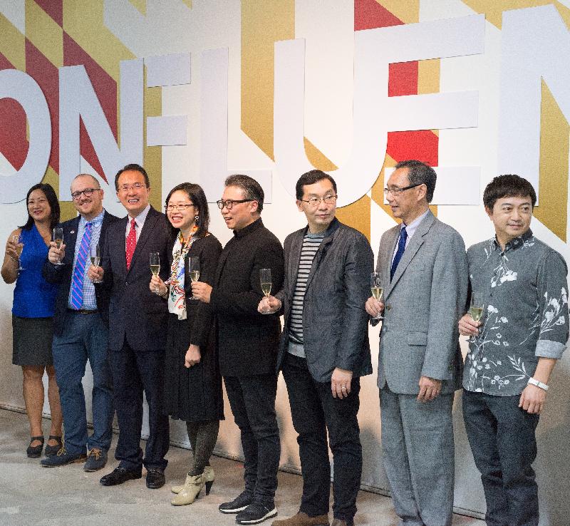 香港驻纽约经济贸易办事处处长朱瑞雯（左四）与嘉宾及参展设计师昨日（芝加哥时间十月十三日）在芝加哥举行的「Confluence‧20+ Creative Ecologies of Hong Kong」开幕典礼上合照。