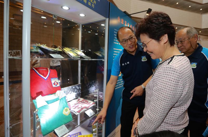 行政長官林鄭月娥（中）今日（十月十四日）在香港文化中心參觀《一岱偉大鍾鋒 締造光輝歲月》足球展覽。