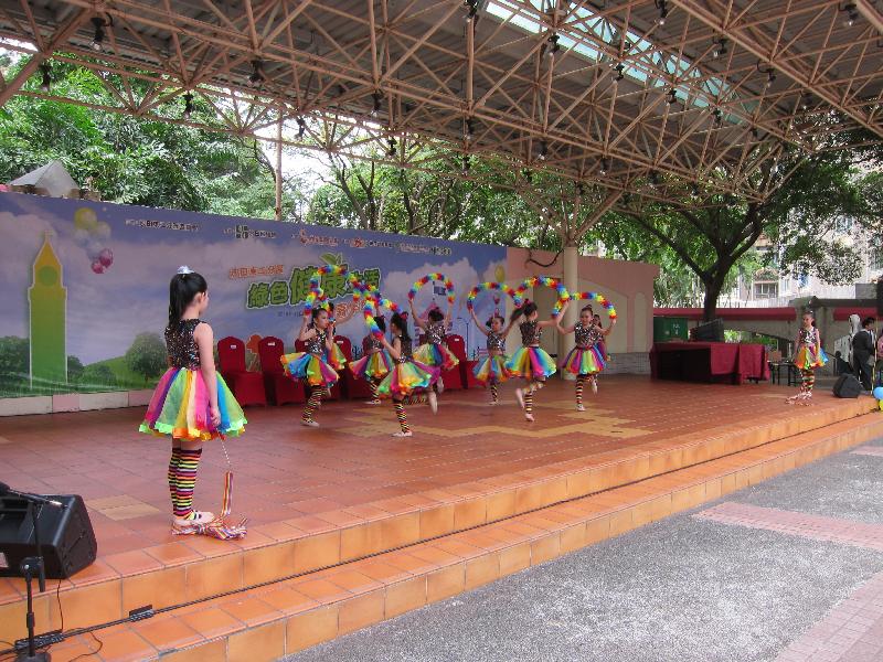 慶祝香港回歸祖國二十周年──沙田東二分區「健樂在沙田」嘉年華十月二十二日在港鐵石門站C出口對出空地舉行，活動包括舞台表演、展覽、攤位遊戲及環保工作坊。圖示早前的兒童舞蹈表演。