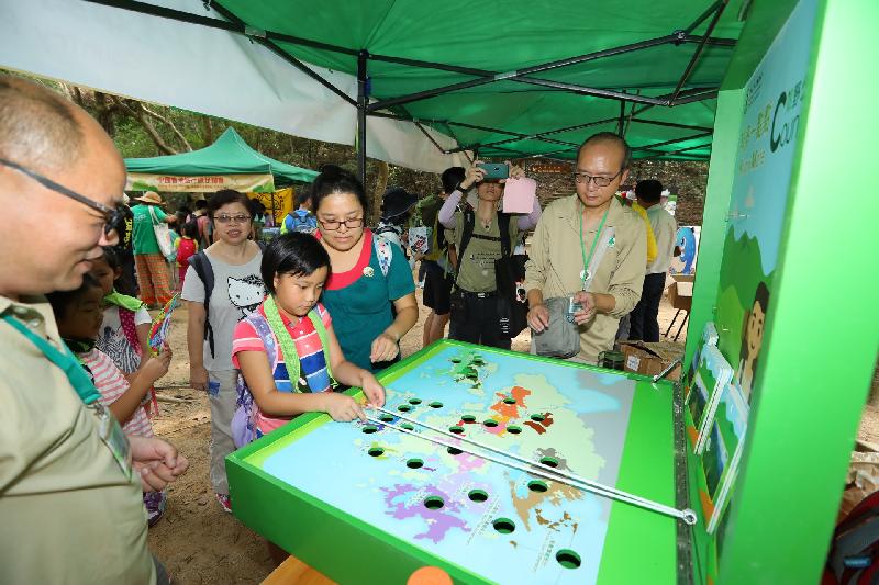Activities in the "Joy" Us Hiking series are being held until December. Photo shows participants enjoying one of the game booths at the campaign launch ceremony on October 8 at Tai Tam Country Park.