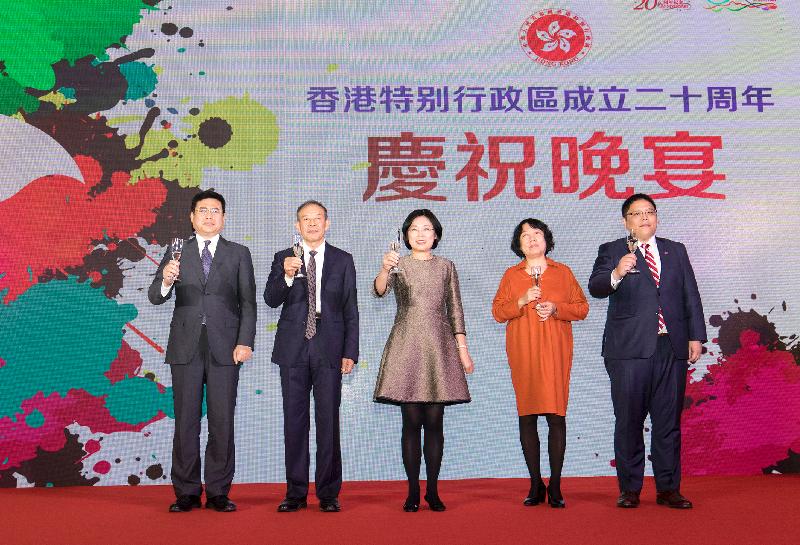 The Director of the Office of the Government of the Hong Kong Special Administrative Region (HKSAR) of the People's Republic of China in Beijing, Ms Gracie Foo, attended the gala dinner in celebration of the 20th anniversary of the establishment of the HKSAR in Shenyang today (October 16). Photo shows Ms Foo (centre);Vice-Chairman of the Liaoning Provincial Committee of the Chinese People's Political Consultative Conference, Mr Wang Song (second left); Vice-Chairman of Shenyang Municipal Committee of the Chinese People's Political Consultative Conference, Ms Han Xiaoyan (second right); the Secretary-General of the Liaoning Provincial Office of Foreign Affairs, Mr Ying Zhongyuan (first left); and the Director of the Liaoning Liaison Unit of the HKSAR Government, Mr Kilian Tung (first right), at the toasting ceremony.
