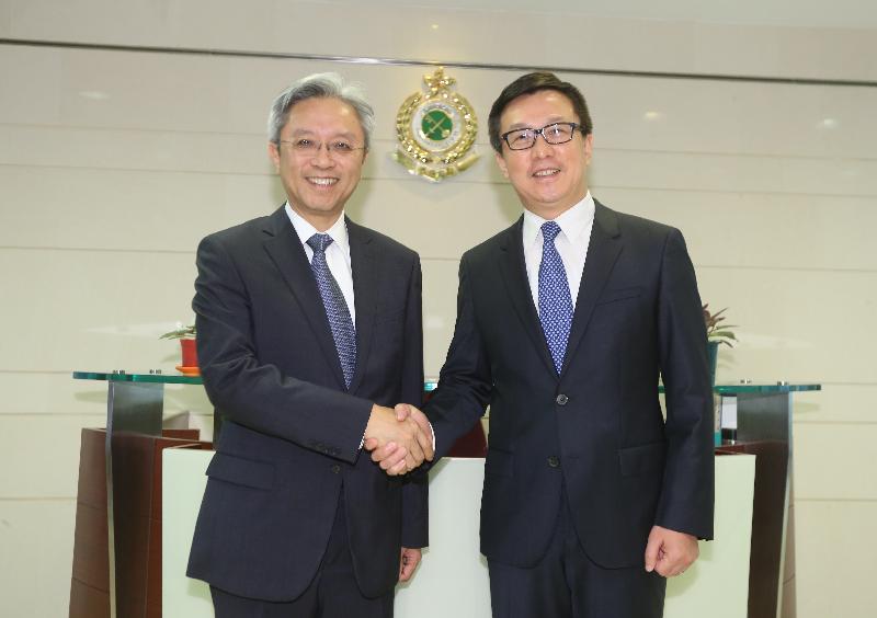 The Secretary for the Civil Service, Mr Joshua Law, visited the Customs and Excise Department today (October 16) to get an update on the department's work. Photo shows Mr Law (left) with the Commissioner of Customs and Excise, Mr Hermes Tang.