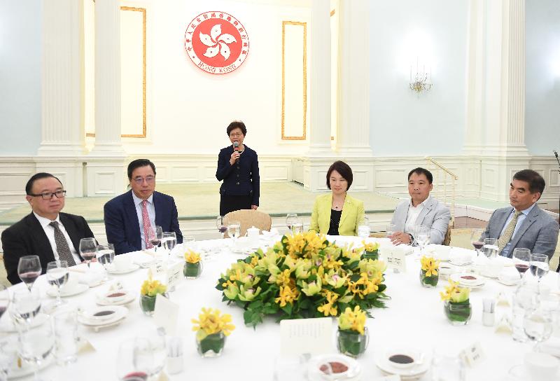 行政长官林郑月娥今日（十月十六日）下午在礼宾府宴请立法会议员。图示林郑月娥（左三）于午宴致辞。