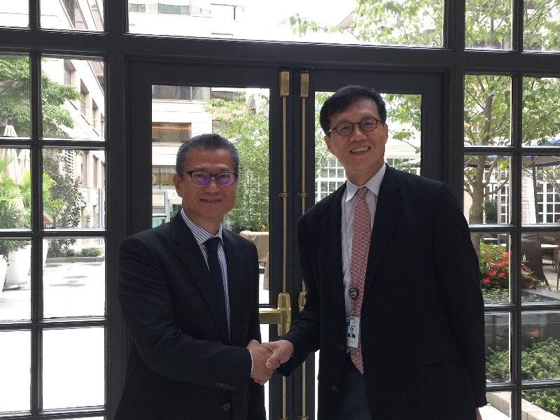 The Financial Secretary, Mr Paul Chan (left), holds a breakfast meeting with the Director of the Asia and Pacific Department of the International Monetary Fund, Mr Changyong Rhee (right), in Washington, DC, today (October 16, Washington, DC, time).