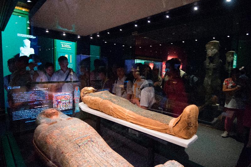 "Eternal Life - Exploring Ancient Egypt", a major exhibition of the Hong Kong Science Museum, came to a close at 9pm today (October 18). Photo shows visitors viewing the mummy and coffin of Irthorru (about 600 BC, collection of the British Museum).