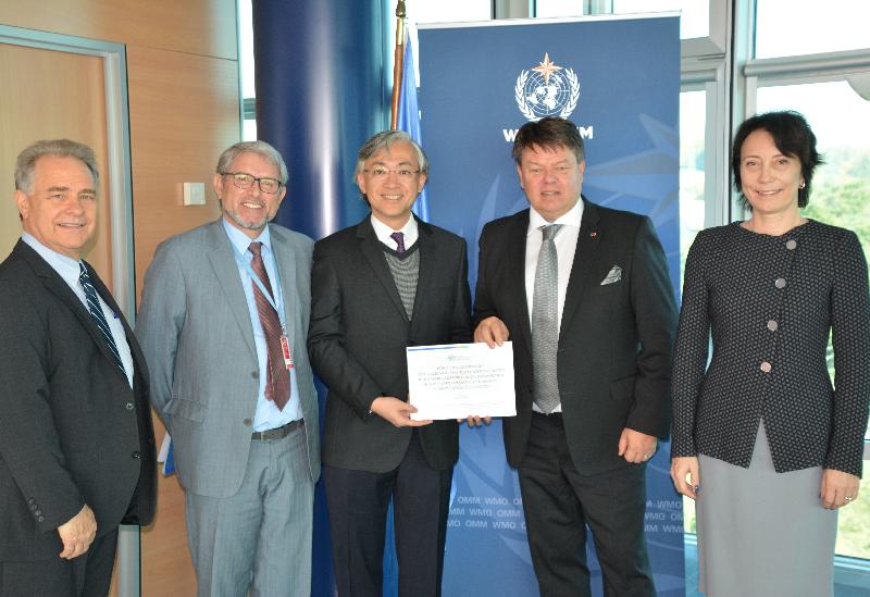 The Director of the Hong Kong Observatory, Mr Shun Chi-ming (centre), receives the long-term observing station accreditation certificate from the Secretary-General of the World Meteorological Organization (WMO), Professor Petteri Taalas (second right), and the Deputy Secretary-General of the WMO, Dr Elena Manaenkova (first right), at the certificate presentation ceremony at the WMO headquarters in Geneva, Switzerland, today (October 18, Geneva time).