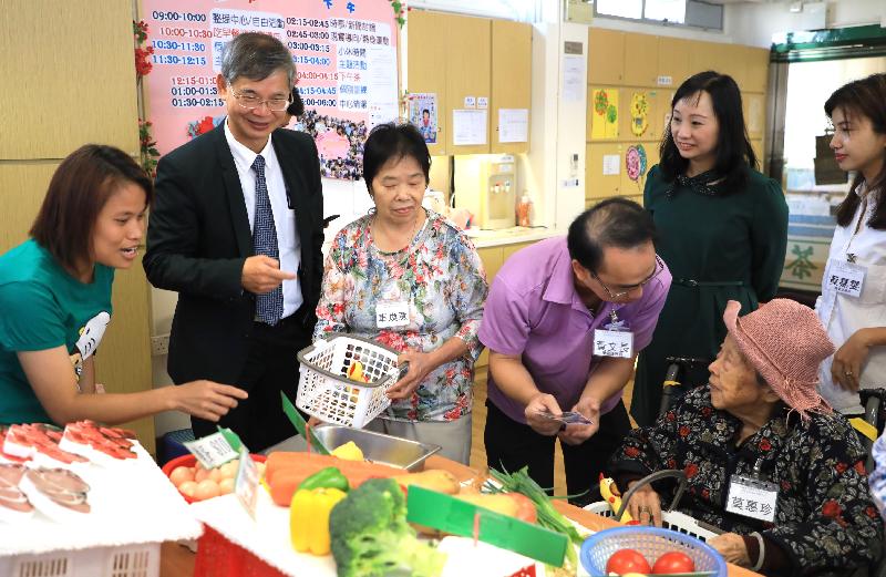 The Secretary for Labour and Welfare, Dr Law Chi-kwong, visited the Yang Memorial Methodist Social Service Senior Citizen Cognitive Training Centre this morning (October 18) to better understand the operation of a recognised service provider of the Second Phase of the Pilot Scheme on Community Care Service Voucher for the Elderly. Picture shows Dr Law (second left), accompanied by the Assistant Director (Elderly and Youth) of Yang Memorial Methodist Social Service, Ms Joyce Lee (back row, second right), observing elderly people participating in a Cognitive Stimulating Training Group.