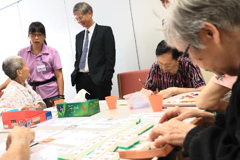 The Secretary for Labour and Welfare, Dr Law Chi-kwong, visited the Yang Memorial Methodist Social Service Senior Citizen Cognitive Training Centre this morning (October 18). Picture shows Dr Law (third left) observing elderly people participating in Individual Training.