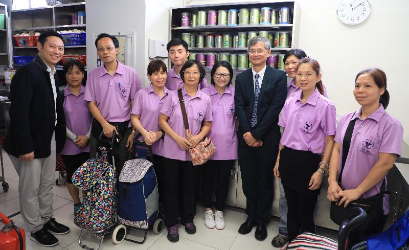 The Secretary for Labour and Welfare, Dr Law Chi-kwong, visited the Yang Memorial Methodist Social Service Senior Citizen Cognitive Training Centre this morning (October 18). Picture shows Dr Law (fourth right) and the Under Secretary for Labour and Welfare, Mr Caspar Tsui (first left) with the Centre's staff responsible for meal delivery service.