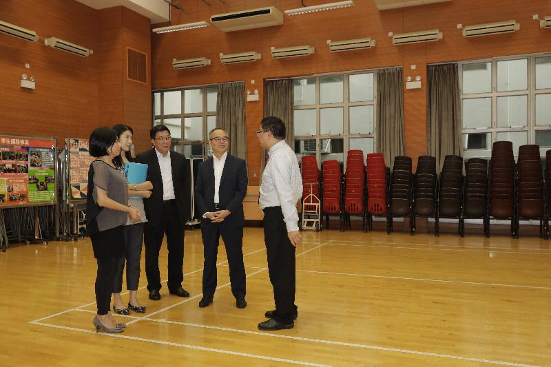 The Secretary for Home Affairs, Mr Lau Kong-wah (second right), tours the facilities at Lung Cheung Government Secondary School this afternoon (October 18).