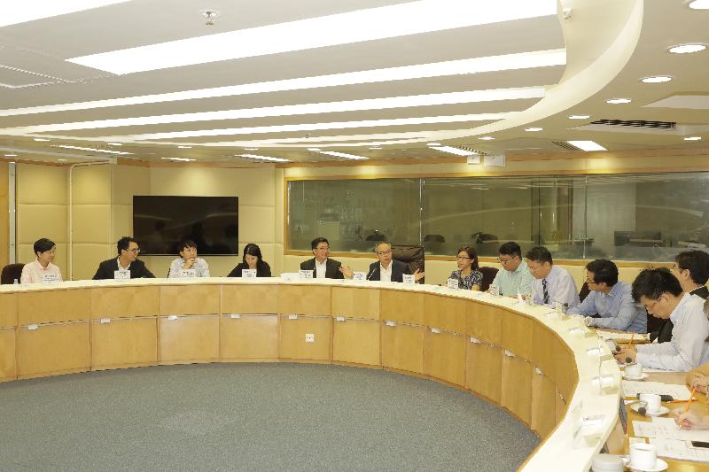 民政事務局局長劉江華（左六）今日（十月十八日）下午到訪黃大仙區議會，與區議員會面，聽取他們就多項地區事宜和關注的議題提供意見。