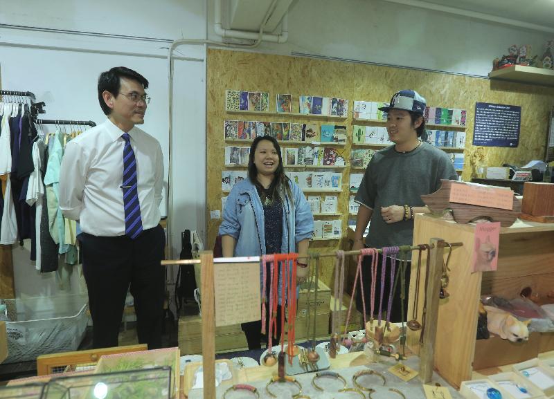 商務及經濟發展局局長邱騰華（左一）今日（十月十九日）到訪深水埗區，期間參觀賽馬會創意藝術中心，聽取藝術工作者分享創作經驗。
