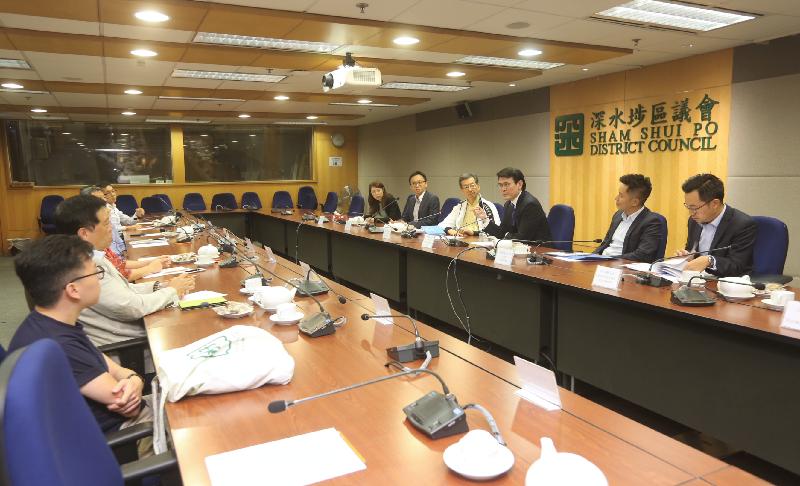 The Secretary for Commerce and Economic Development, Mr Edward Yau (third right), meets with members of the Sham Shui Po District Council to listen to their views on various local issues during his visit in Sham Shui Po District today (October 19).