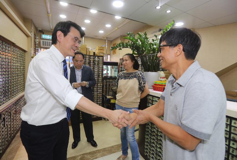 The Secretary for Commerce and Economic Development, Mr Edward Yau (first left), visited several wholesale shops of apparel and clothing accessories along Yu Chau Street and talked to shop owners to understand their business situation during his visit in Sham Shui Po District today (October 19).