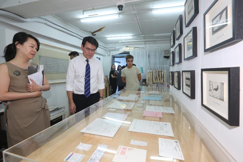 The Secretary for Commerce and Economic Development, Mr Edward Yau, today (October 19) visited the Jockey Club Creative Arts Centre during his visit in Sham Shui Po District. Photo shows Mr Yau (second left) appreciating the artworks showcased at the studio of an artist.