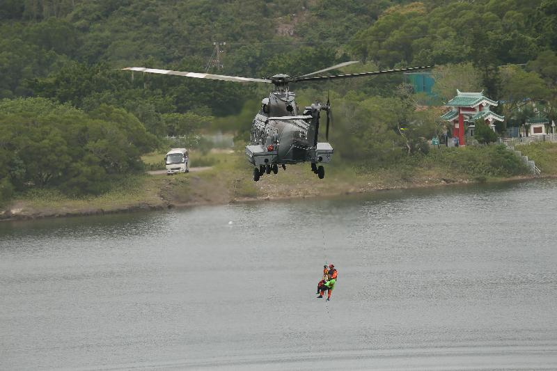 政府飛行服務隊人員在今日（十月十九日）舉行的跨部門山火暨攀山拯救行動演習中把傷者運上直升機。
