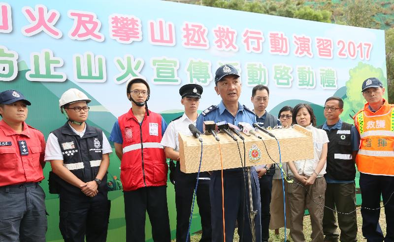 An inter-departmental vegetation fire and mountain rescue operation exercise was held this morning (October 19). Picture shows the Acting Senior Divisional Officer (Central/Kowloon) of the Fire Services Department, Mr Wong Hau-on, speaking at the conclusion of the operation.
