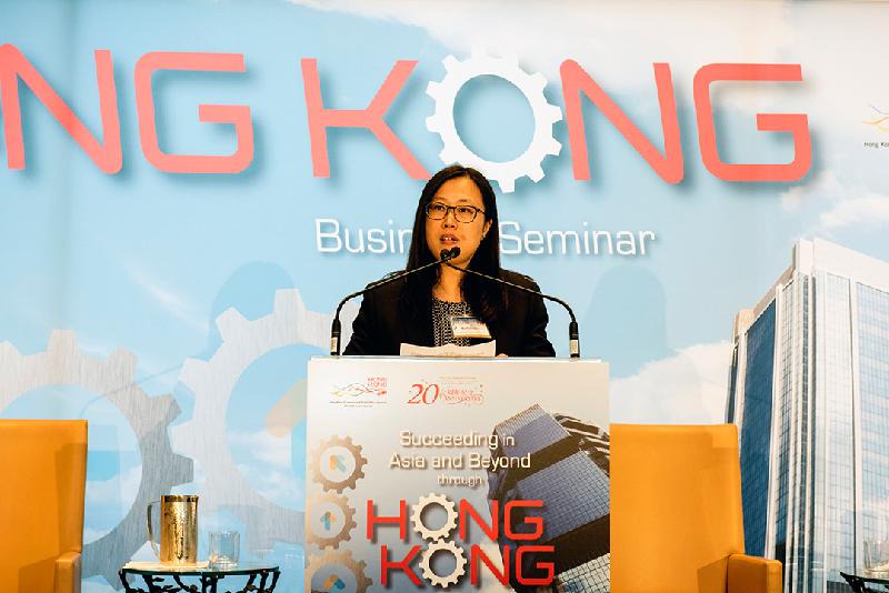 The Director of the Hong Kong Economic and Trade Office (Toronto), Miss Kathy Chan, delivers welcome remarks at a business seminar in Toronto on October 19 (Toronto time) on the theme "Succeeding in Asia and Beyond through Hong Kong", organised in celebration of the 20th anniversary of the establishment of the Hong Kong Special Administrative Region.