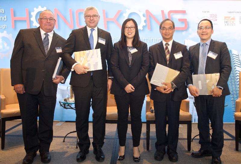 The Director of the Hong Kong Economic and Trade Office (Toronto), Miss Kathy Chan, presents souvenirs to the moderator and speakers of the first panel discussion at a business seminar in Toronto on October 19 (Toronto time) on the theme "Succeeding in Asia and Beyond through Hong Kong". Pictured from left are the President of the Chartered Institute of Logistics and Transport in North America, Mr Robert Armstrong; Alberta Senior Representative for the Asia Pacific Basin, Mr Ron Hoffmann; Miss Chan; the Director of Research of the Hong Kong Trade Development Council, Mr Nicholas Kwan; and the Principal of JET, Mr Jeff Leung.