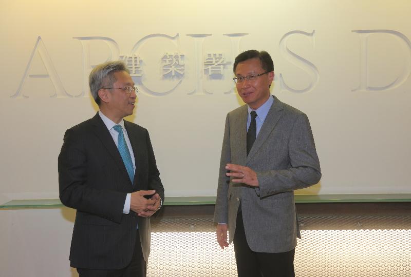 公务员事务局局长罗智光今日（十月二十日）到访建筑署，亲身了解部门的工作。图示罗智光（左）与建筑署署长梁冠基合照。