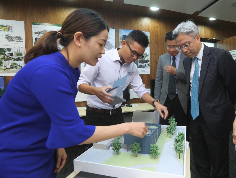 公務員事務局局長羅智光（右）今日（十月二十日）參觀建築署，了解有關建築信息模擬技術在工程項目上的應用。
