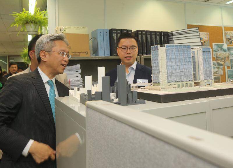 The Secretary for the Civil Service, Mr Joshua Law (left), is briefed on the work of managing government building projects when he visited the Architectural Services Department today (October 20).
