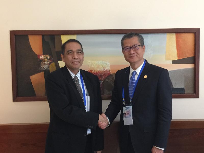 財政司司長陳茂波（右）今日（十月二十日）在越南會安與菲律賓財政部副部長Gil Beltran會面。