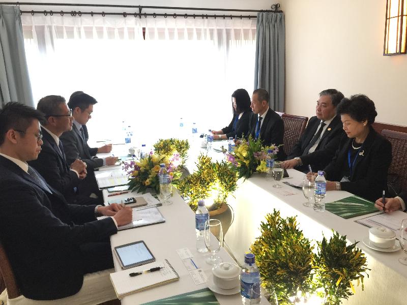財政司司長陳茂波（左二）今日（十月二十日）在越南會安與泰國財政部部長Apisak Tantivorawong（右二）會面。