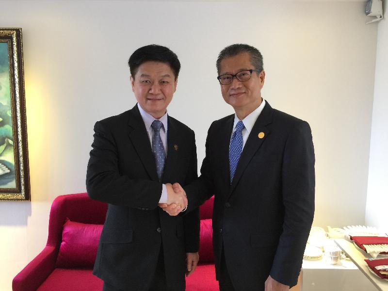 財政司司長陳茂波（右）今日（十月二十日）在越南會安與馬來西亞財政部副部長拿督李志亮會面。