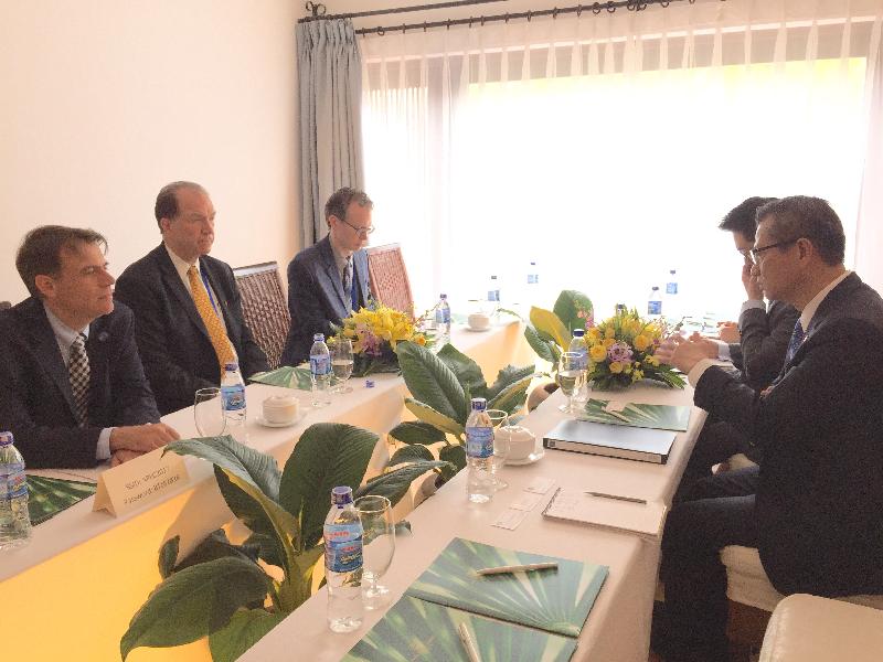 財政司司長陳茂波（右一）今日（十月二十日）在越南會安與美國財政部負責國際事務副部長David Malpass（左二）會面。