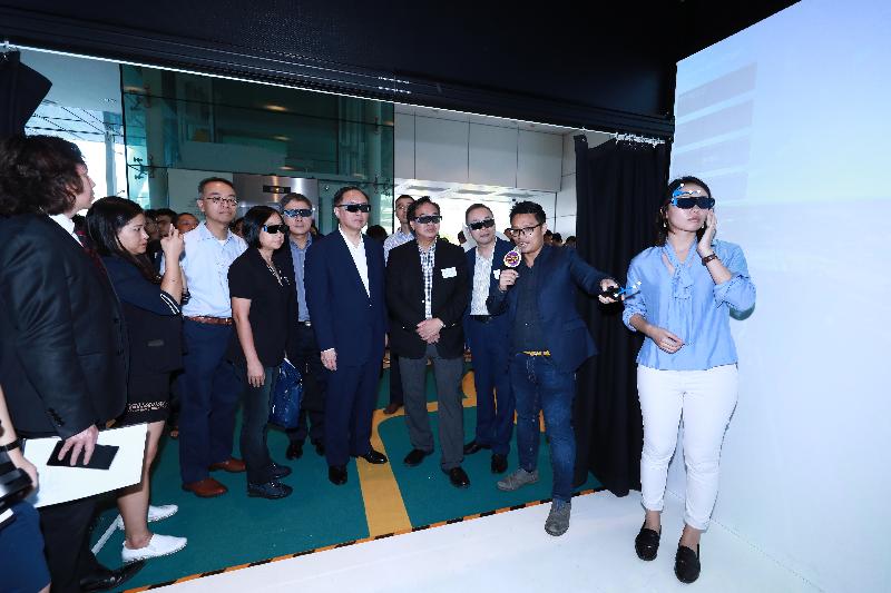 The Secretary for Innovation and Technology, Mr Nicholas W Yang (fifth right), and other officiating guests experience the virtual 3D image environment enabled by Virtual Reality and Augmented Reality platform during their visit to the booth of Hong Kong Science and Technology Parks Corporation at the InnoCarnival 2017 today (October 21).
