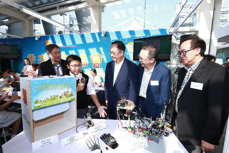 創新及科技局局長楊偉雄（中）今日（十月二十一日）和其他主禮嘉賓參觀創新科技嘉年華2017香港青年協會創意科藝工程計劃的工作坊。