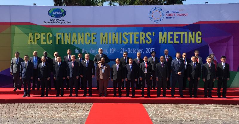 財政司司長陳茂波（前排右三）今日（十月二十一日）在越南會安出席亞太區經濟合作組織財政部長會議時，和其他與會的財長合照。