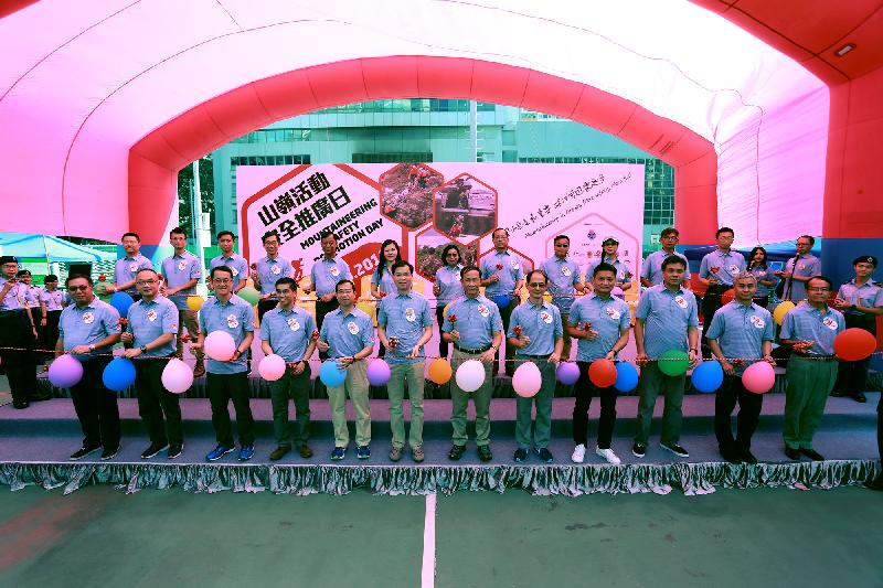 The Civil Aid Service held the Mountaineering Safety Promotion Day 2017 with various government departments and mountaineering organisations today (October 22) at the Southorn Playground, Wai Chai.  Picture shows the principal officiating guest, the Under Secretary for Security, Mr Sonny Au (seventh right), the representatives of government departments and various mountaineering organisations at the opening ceremony.