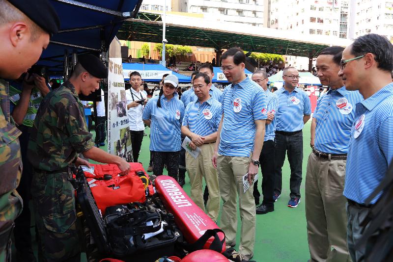 The Civil Aid Service held the Mountaineering Safety Promotion Day 2017 with various government departments and mountaineering organisations today (October 22) at the Southorn Playground, Wai Chai. Photo shows the principal officiating guest, the Under Secretary for Security, Mr Sonny Au (third right), and members of the public view the advanced mountaineering equipment on display at the event.