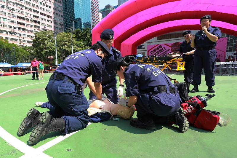 The Civil Aid Service held the Mountaineering Safety Promotion Day 2017 with various government departments and mountaineering organisations today (October 22) at the Southorn Playground, Wai Chai. Photo shows the first-aid demonstration by the Auxiliary Medical Service.