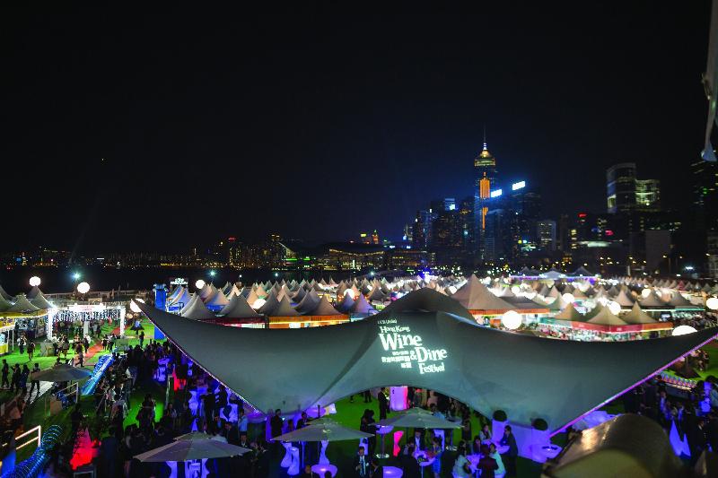 「香港美酒佳餚巡禮」十月二十六日至二十九日在中環海濱活動空間舉行。圖示去年活動的會場情況。