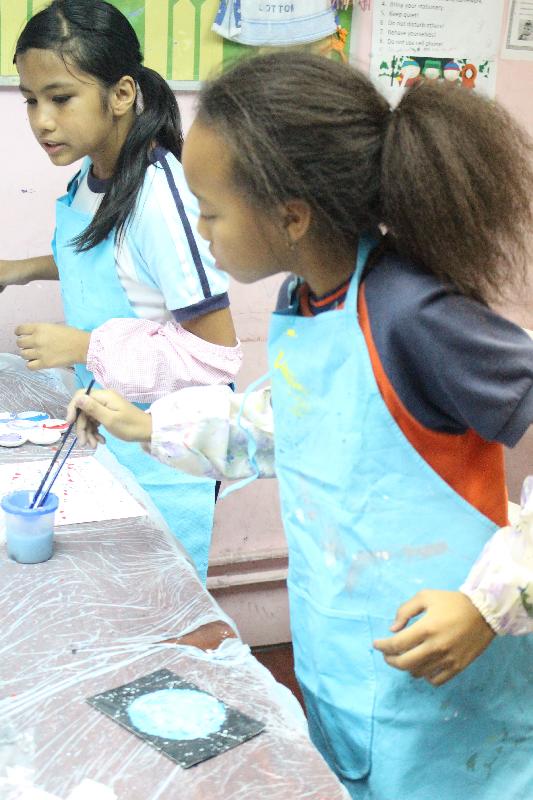 "Imagery - Ethnic Minorities Community Arts Exhibition" will be held from October 25 to 31 at the Exhibition Corner of the Yuen Long Theatre. Photo shows children from ethnic minorities creating artworks.