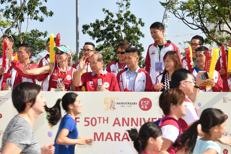 The Chief Secretary for Administration, Mr Matthew Cheung Kin-chung, attended the ESF 50th Anniversary Marathon today (October 22). Photo shows Mr Cheung (front row, third left); the Secretary for Education, Mr Kevin Yeung (front row, first left); the Chief Executive Officer of the English Schools Foundation, Ms Belinda Greer (front row, second left); the Chairman of the Commission on Youth, Mr Lau Ming-wai (front row, third right); and other guests start the marathon.
