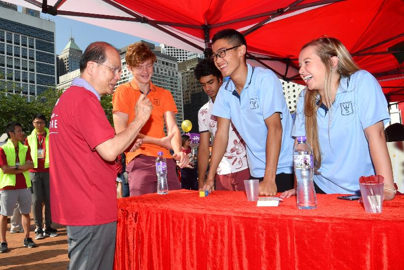 The Chief Secretary for Administration, Mr Matthew Cheung Kin-chung, attended the ESF 50th Anniversary Marathon today (October 22). Photo shows Mr Cheung (first left ) touring student booths.