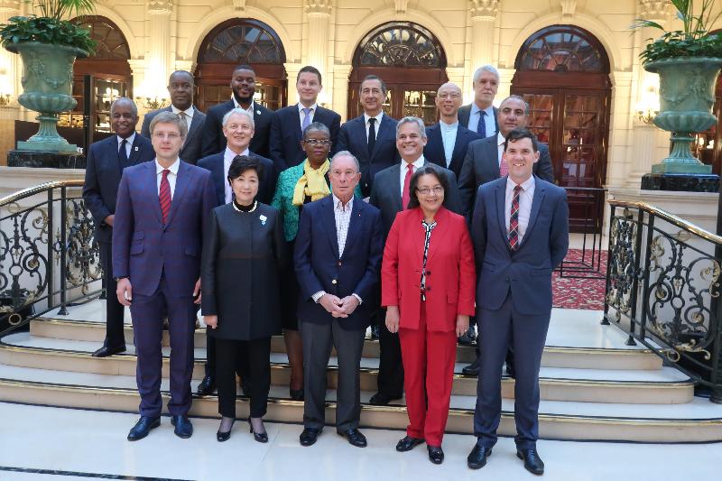 The Secretary for the Environment, Mr Wong Kam-sing (third row, first right), joins a group photo with the President of the board of the C40 Cities Climate Leadership Group and Special Envoy of the United Nations Secretary-General on Cities and Climate Change, Mr Michael Bloomberg (front row, centre), and mayors attending CityLab 2017 in Paris, France, on October 22 (Paris time).