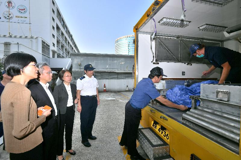 公务员事务局局长罗智光（左二）今日（十月二十四日）到访食物环境卫生署，其间听取尸体处理队人员讲解他们的工作。