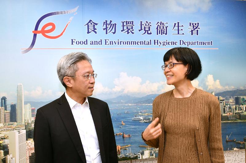 The Secretary for the Civil Service, Mr Joshua Law (left), visited the Food and Environmental Hygiene Department (FEHD) today (October 24). He met with the Director of Food and Environmental Hygiene, Miss Vivian Lau (right), to better understand the FEHD's efforts in promoting the food safety and public hygiene standards.