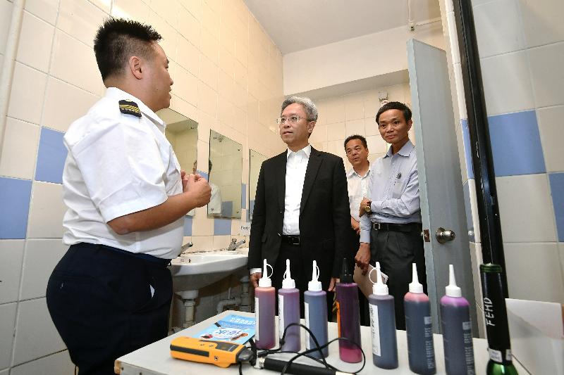 While visiting the Food and Environmental Hygiene Department today (October 24), the Secretary for the Civil Service, Mr Joshua Law (second left), learns more about colleagues' work in conducting water seepage investigation tests.