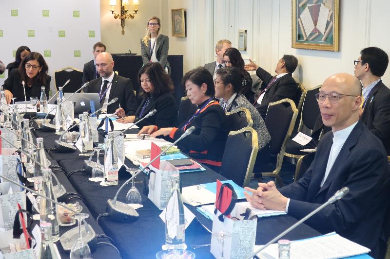 環境局局長黃錦星（右一）十月二十三日（巴黎時間）在法國巴黎出席C40城市氣候領導聯盟指導委員會會議，與其他城市的市長和官員商討應對氣候變化的工作。