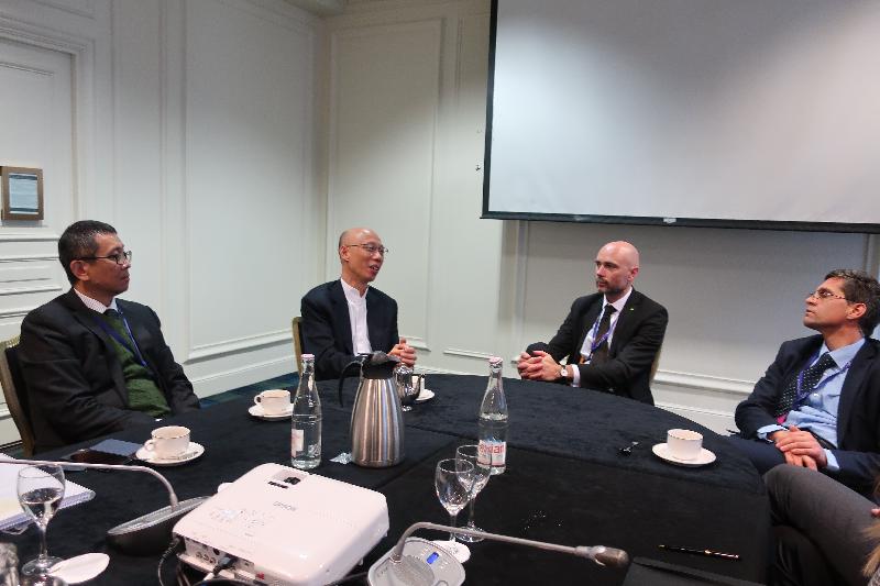 The Secretary for the Environment, Mr Wong Kam-sing (second left), meets with the Executive Director of the C40 Cities Climate Leadership Group, Mr Mark Watts (second right), in Paris, France, on October 23 (Paris time).