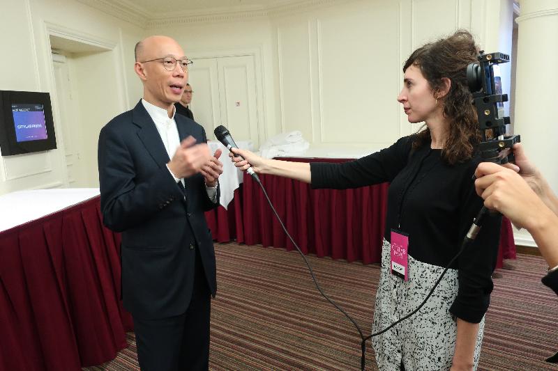 The Secretary for the Environment, Mr Wong Kam-sing (left), briefs the media on the work of Hong Kong in combating climate change in Paris, France, on October 23 (Paris time).