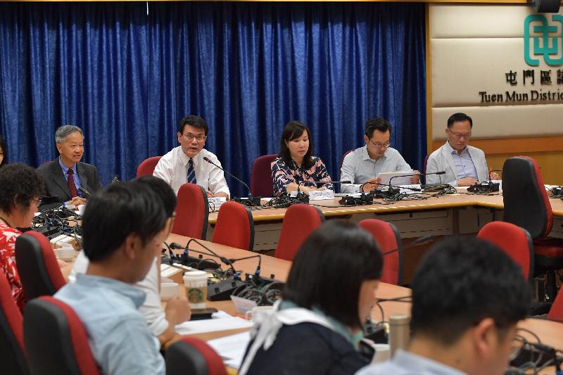 The Secretary for Commerce and Economic Development, Mr Edward Yau (second left), meets with Tuen Mun District Council members to listen to their views on various local issues during his visit to Tuen Mun District today (October 24).